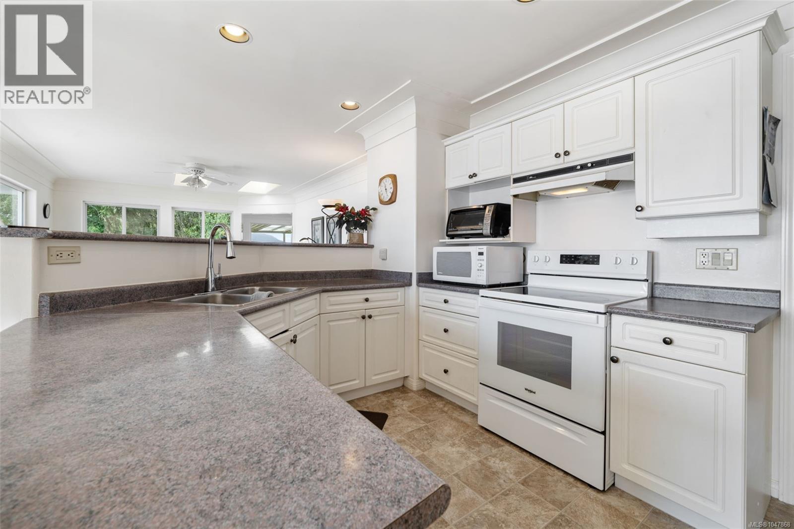 5991 Sooke Rd - Image 10