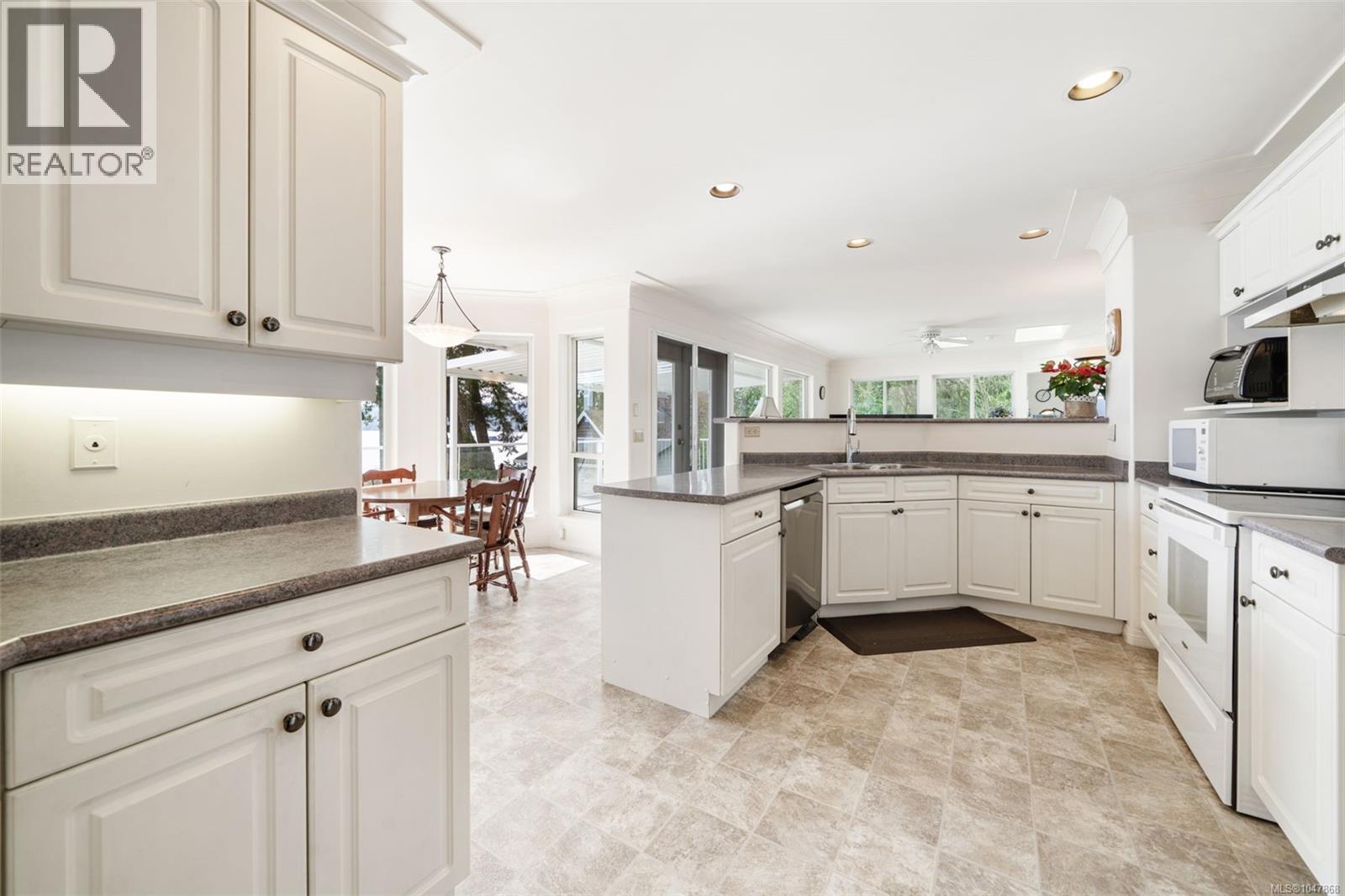 5991 Sooke Rd - 11