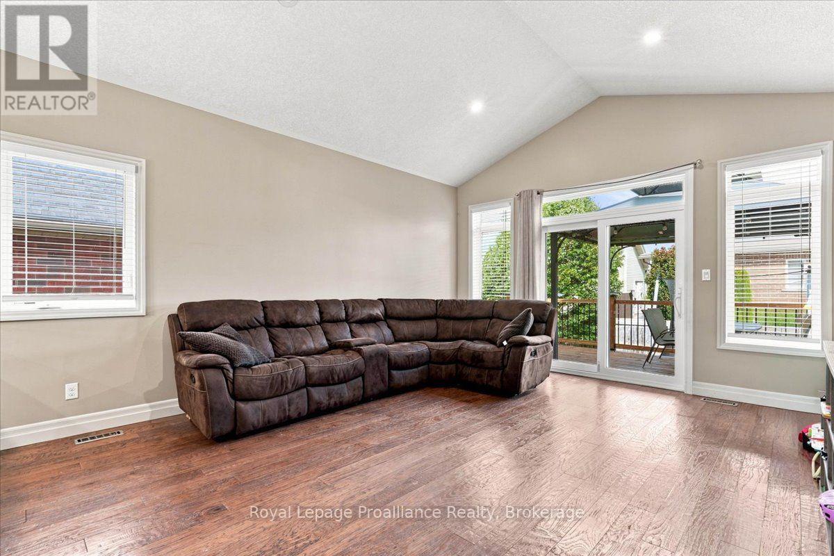 54 CAVENDISH DRIVE - 15