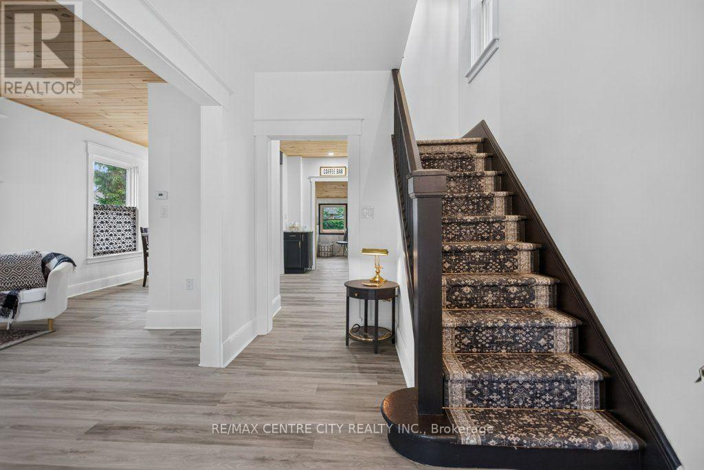 344 WELLINGTON STREET - 7