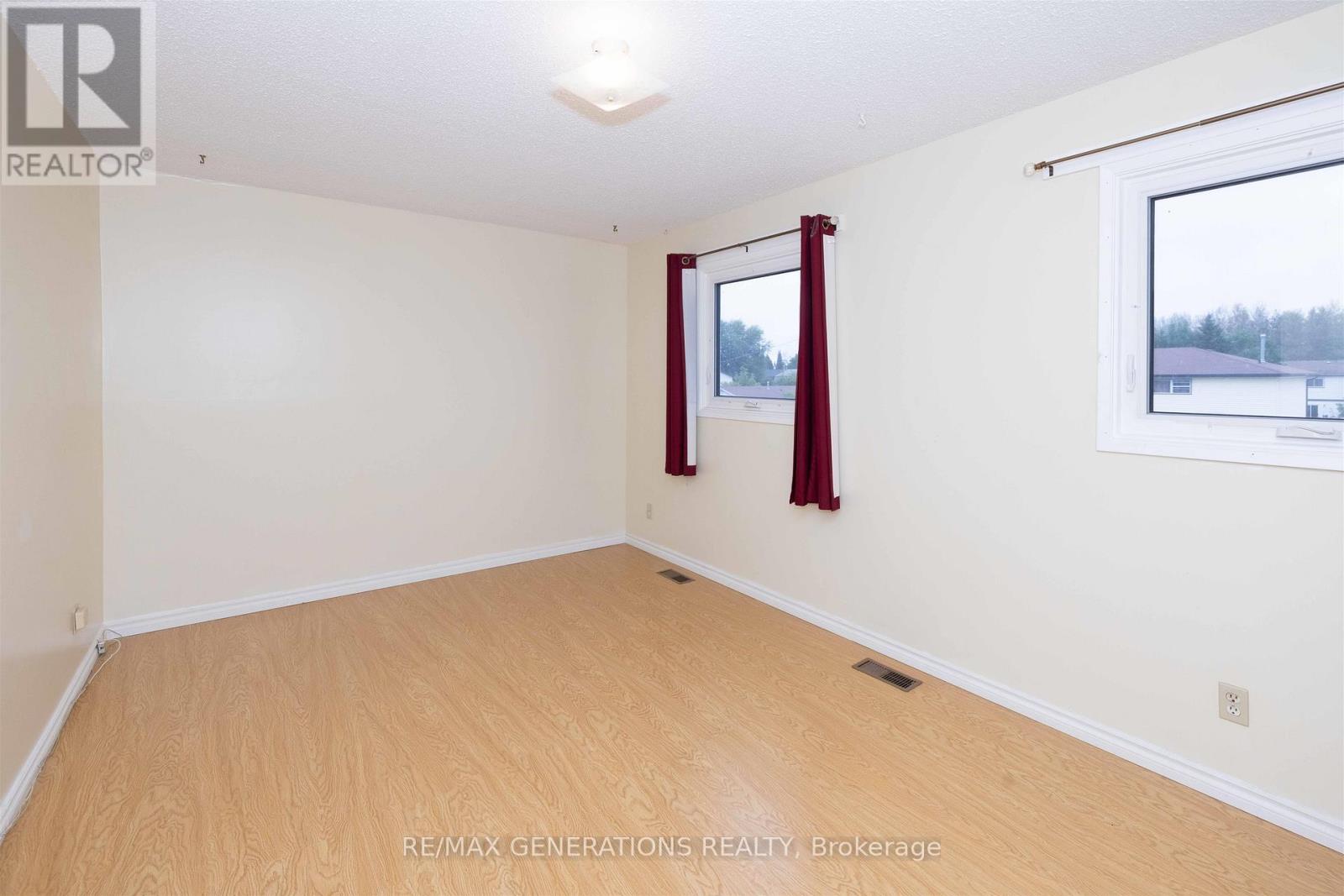481 WENTWORTH CRESCENT - 11