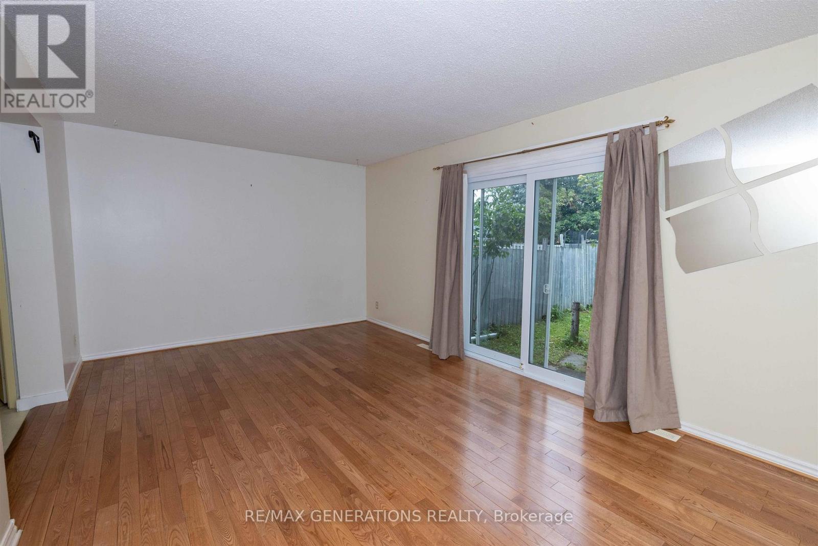 481 WENTWORTH CRESCENT - 6