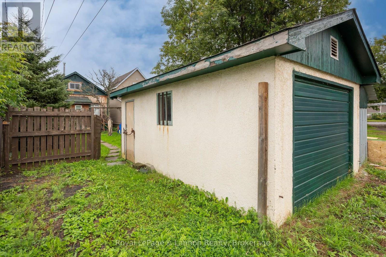 1009 ALEXANDRA STREET - 34