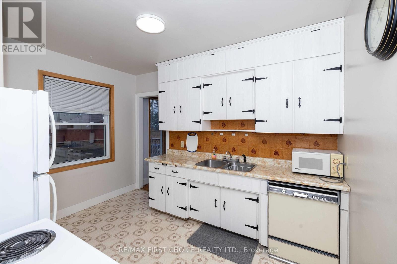 370 MARY STREET E - 7