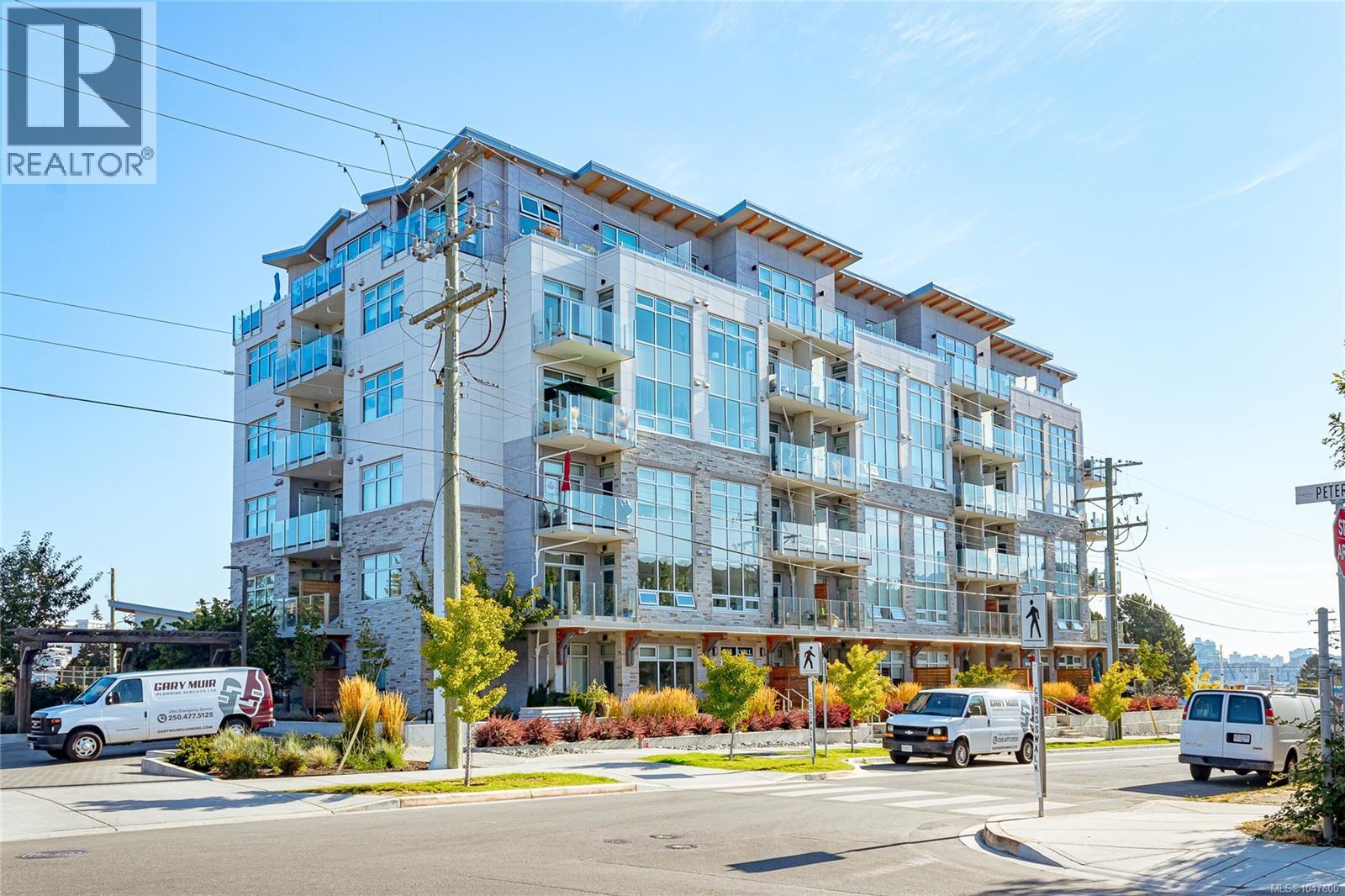#405 916 Lyall St - 1