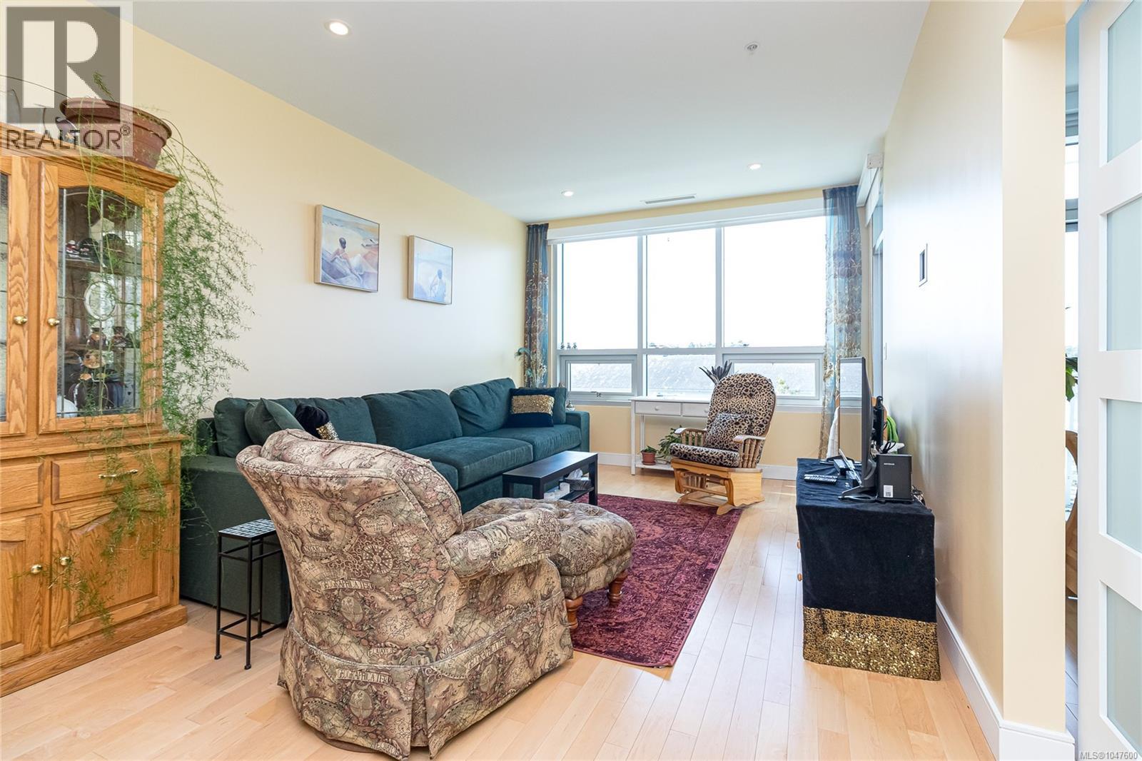 #405 916 Lyall St - 10