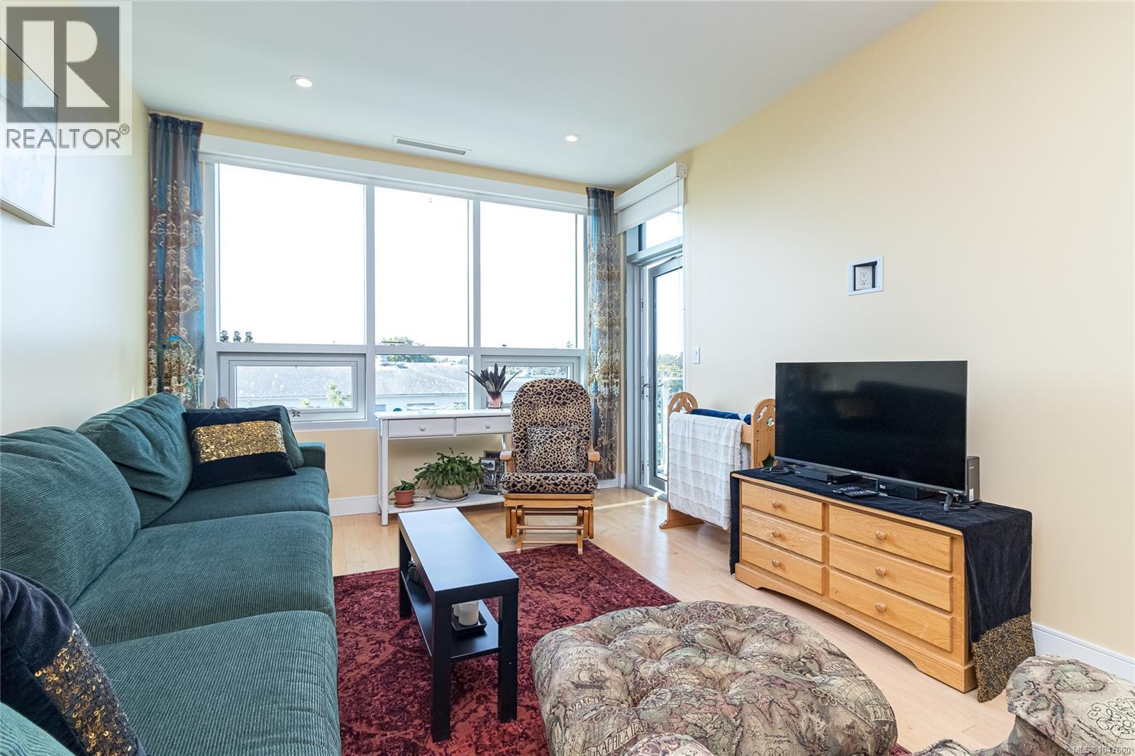 #405 916 Lyall St - 11