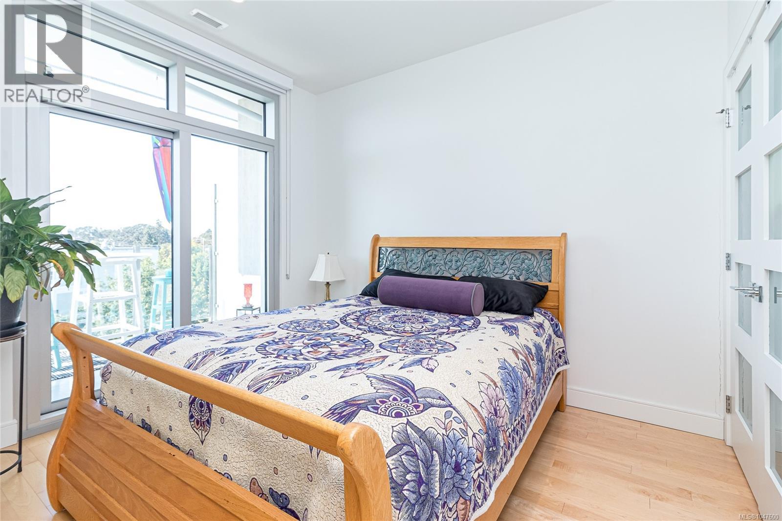 #405 916 Lyall St - 16