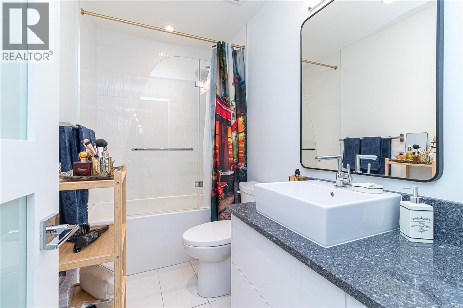 #405 916 Lyall St - 18