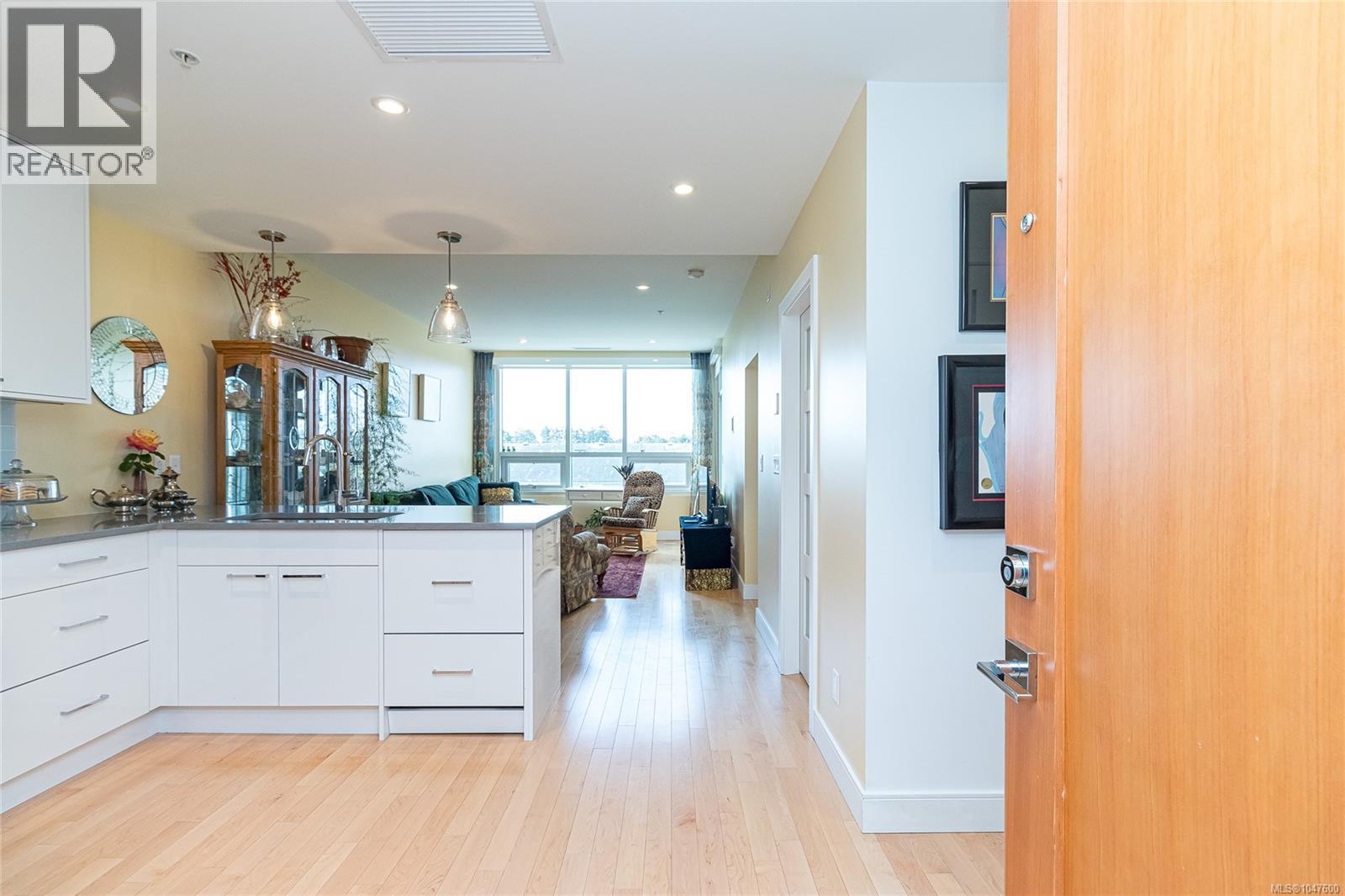 #405 916 Lyall St - Image 4
