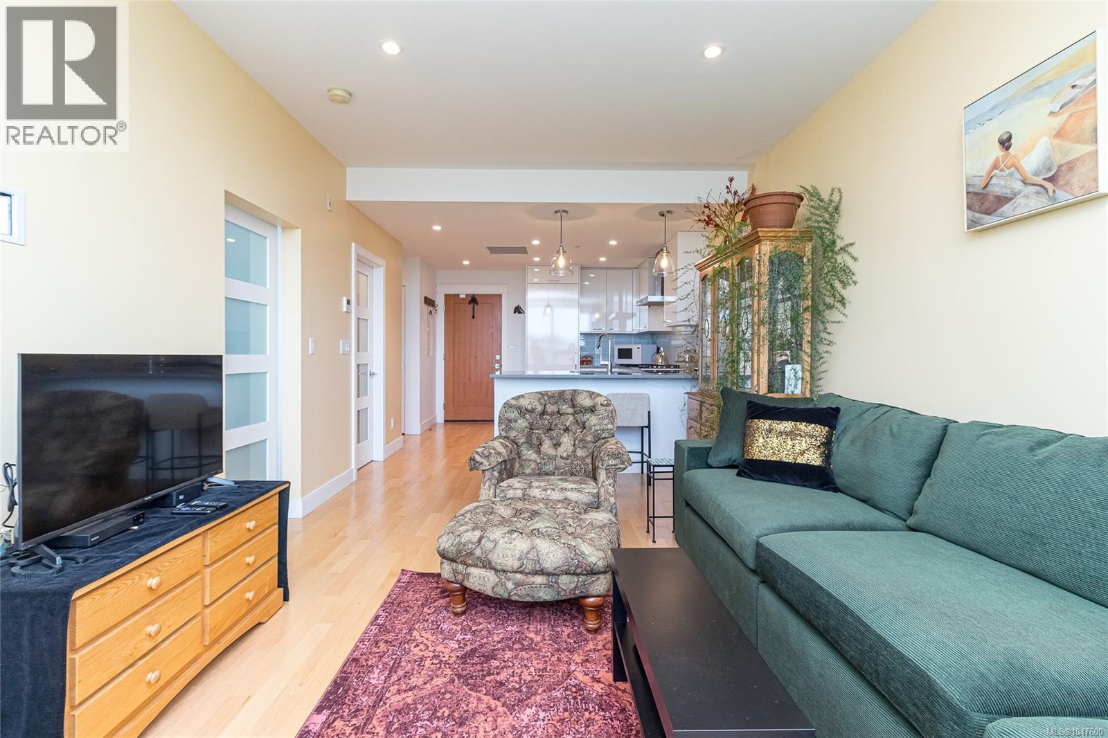 #405 916 Lyall St - 9