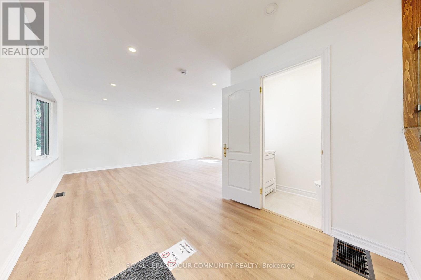 #Main & 2nd 83 Lundy's Lane, Newmarket (Huron Heights-Leslie Valley), Ontario, L3Y3R9, Newmarket (Huron Heights-Leslie Valley), Ontario — photo 3 of 5