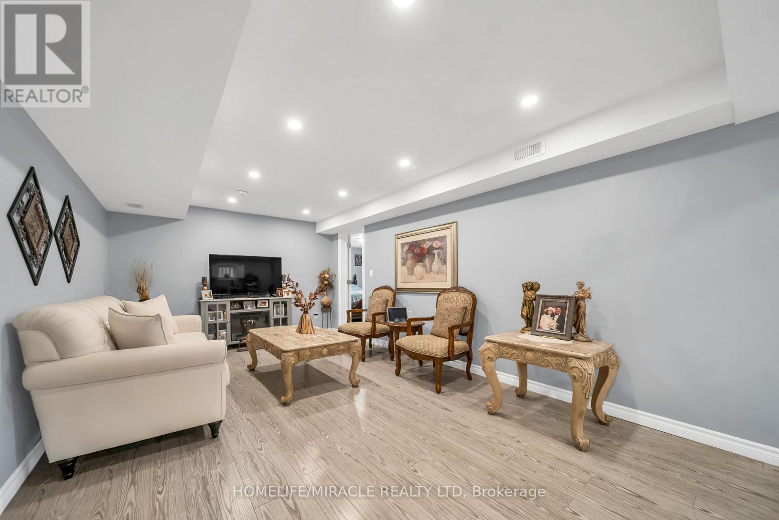 57 BRONZE CRESCENT - Image 25