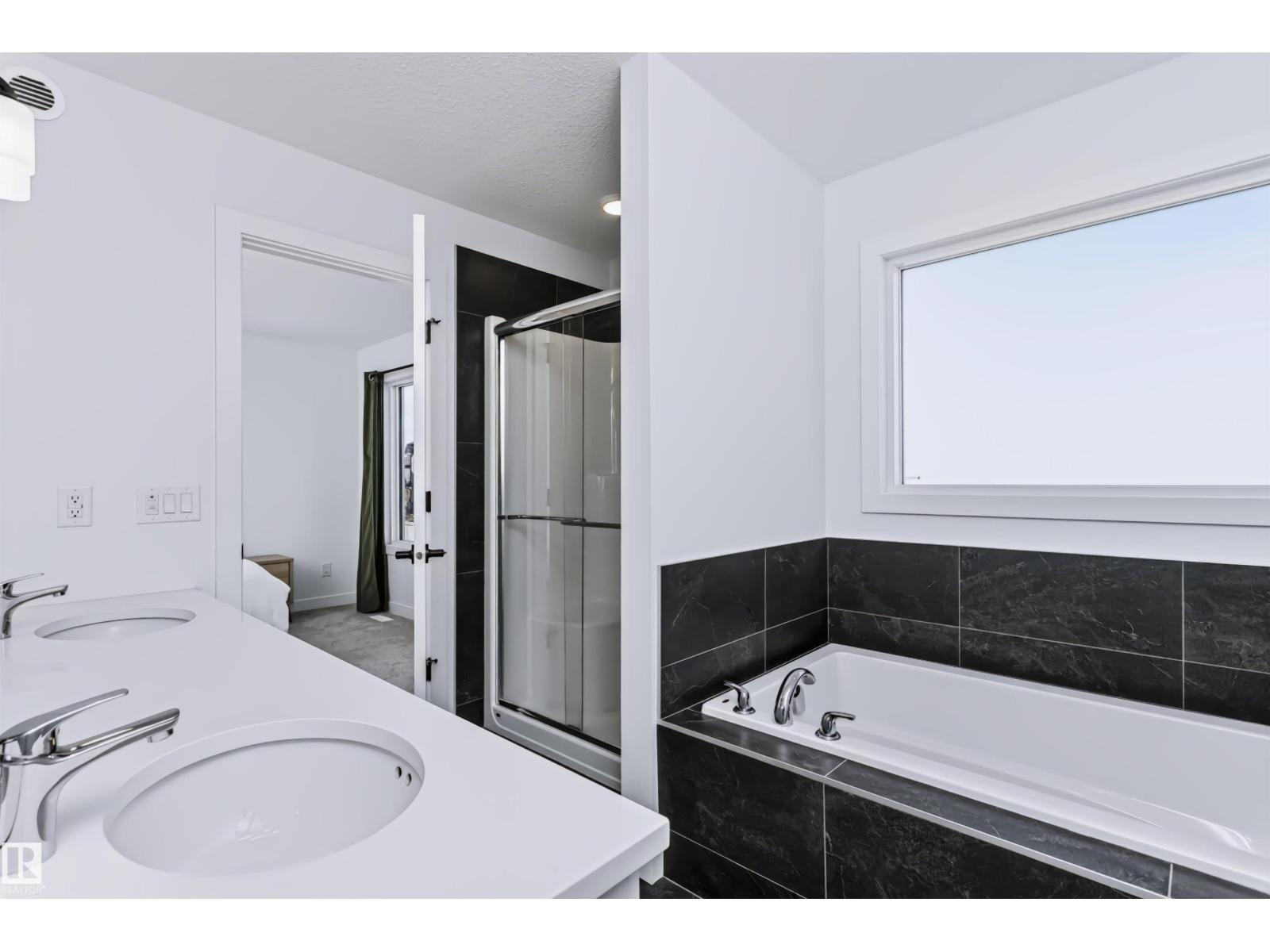 51 ASHBURY CR - 23