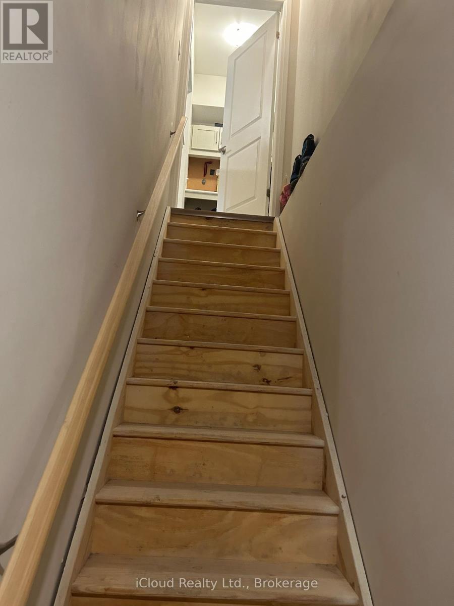 #Upper 9306 White Oak Avenue, Niagara Falls (Lyons Creek), Ontario, L2G0E9, Niagara Falls (Lyons Creek), Ontario — photo 5 of 5