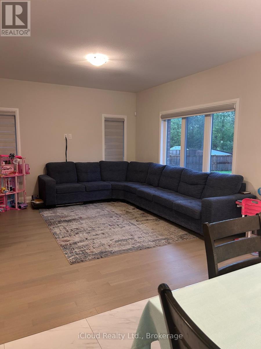 #Upper 9306 White Oak Avenue, Niagara Falls (Lyons Creek), Ontario, L2G0E9, Niagara Falls (Lyons Creek), Ontario — photo 2 of 5