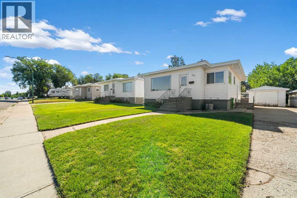 351 9 Street SW - 3