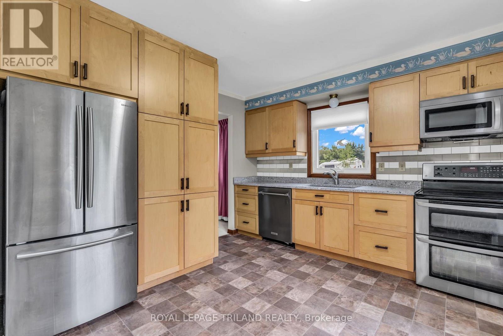 744 CLASSIC DRIVE - Image 12