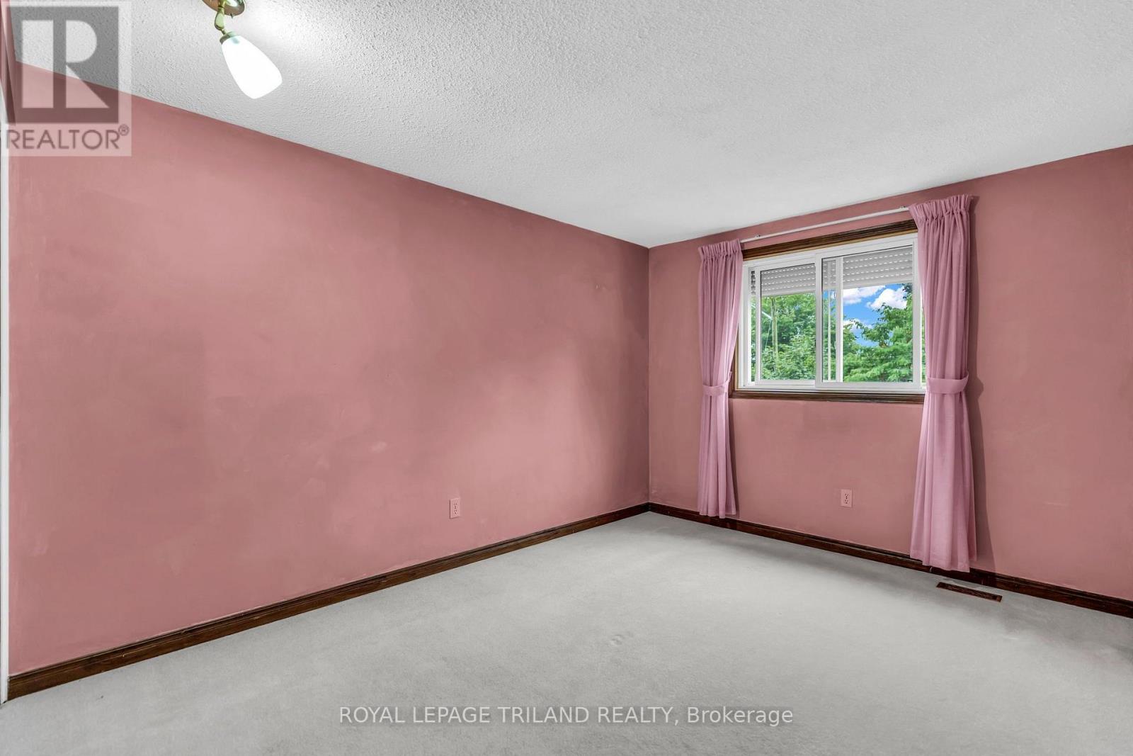 744 CLASSIC DRIVE - Image 22