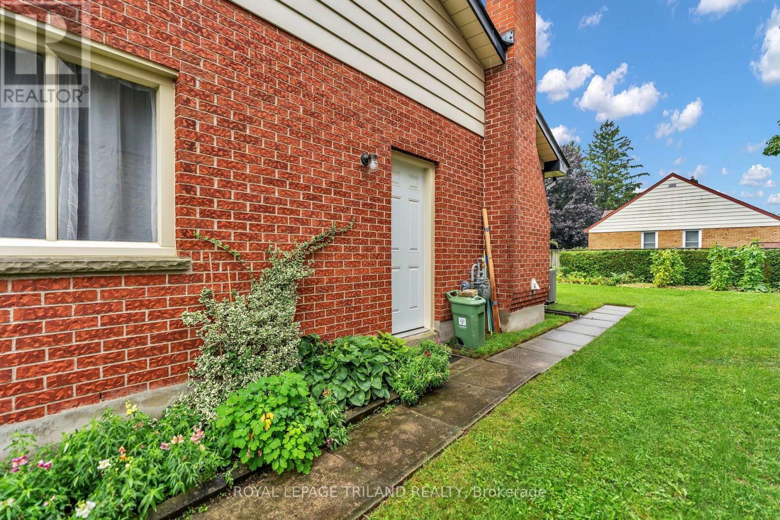744 CLASSIC DRIVE - Image 32