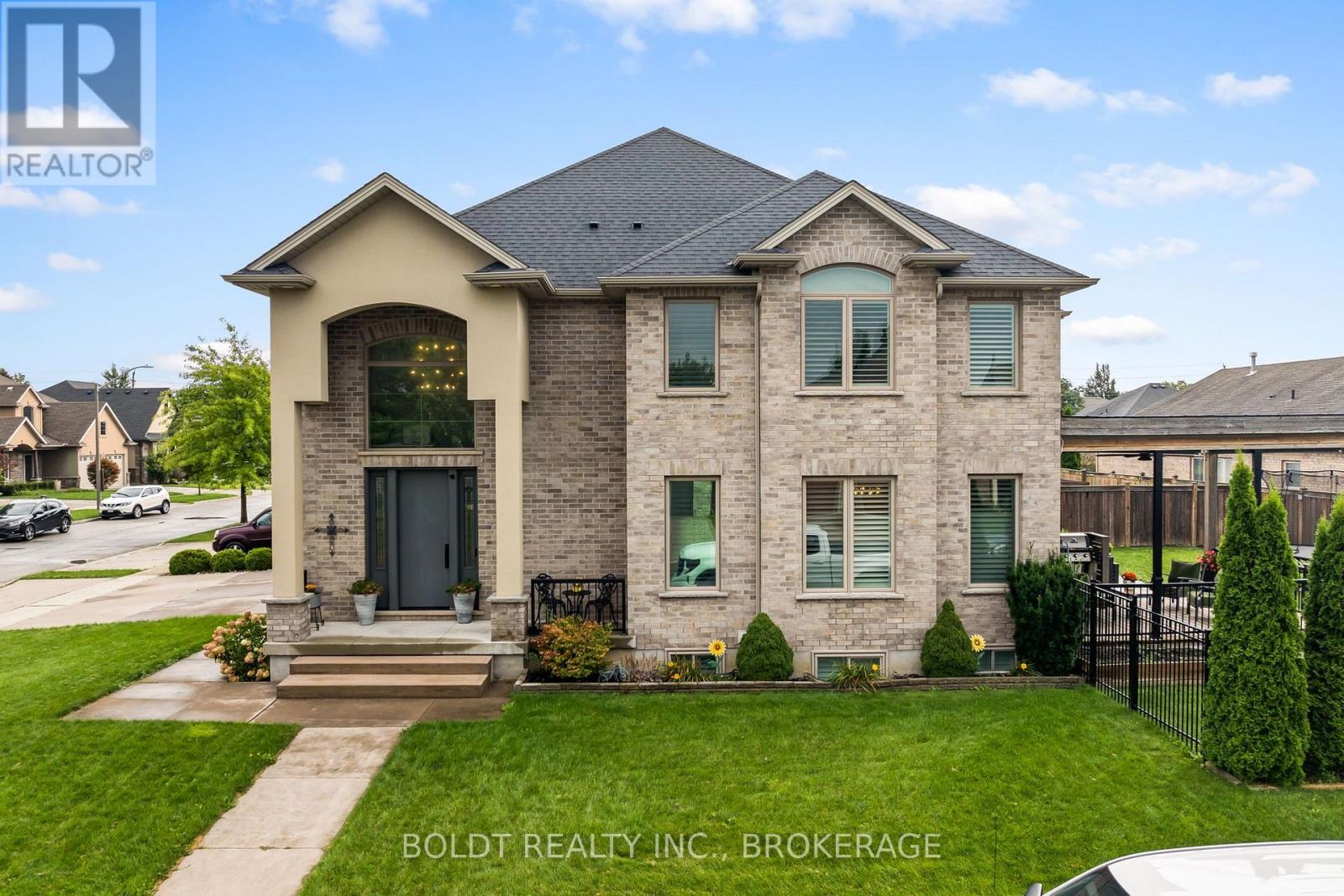 90 VIDEL CRESCENT N - 1