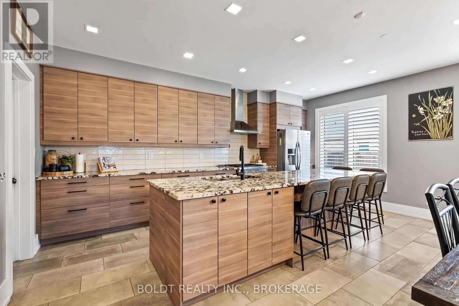 90 VIDEL CRESCENT N - 11