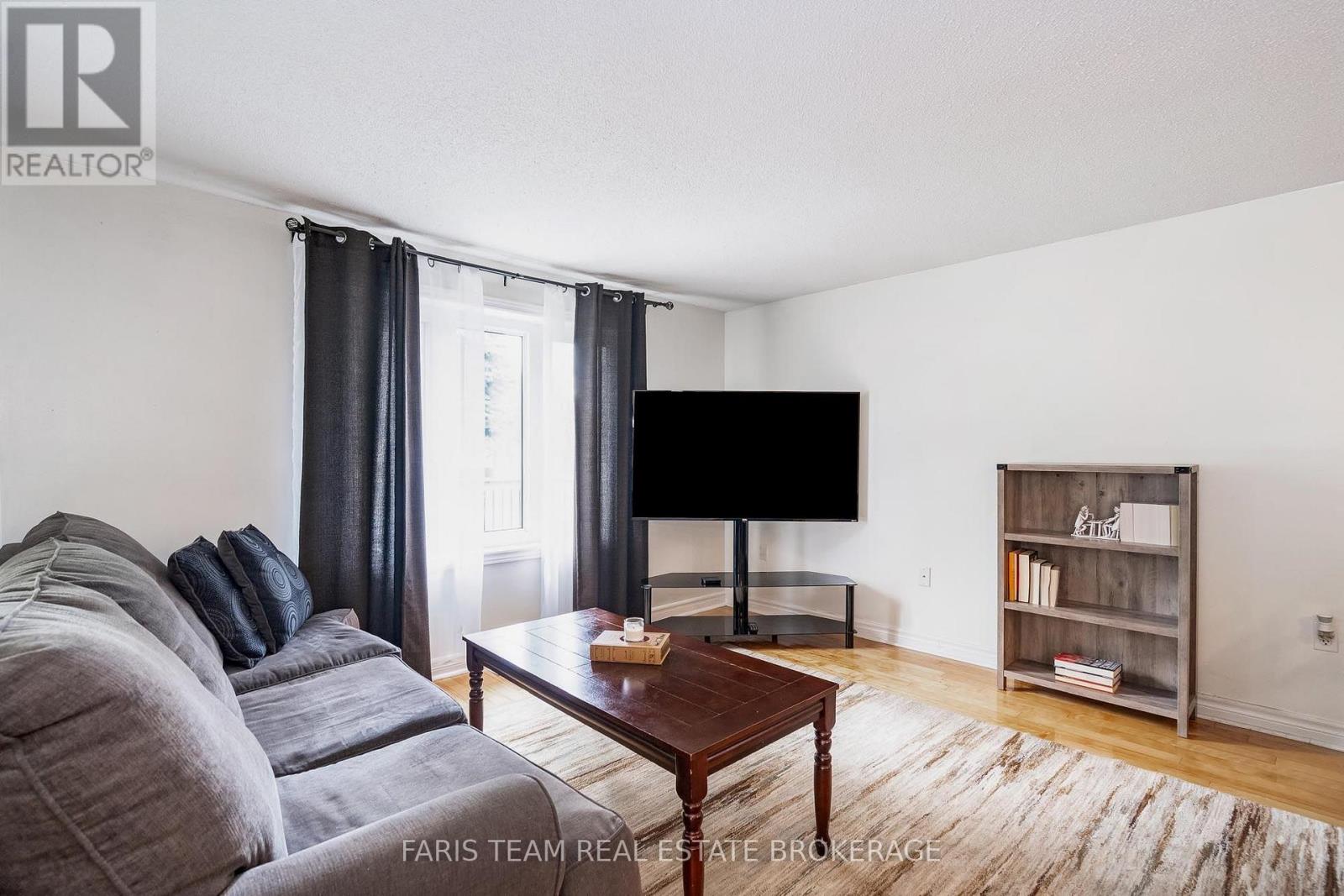 24 LAURIE CRESCENT - 14