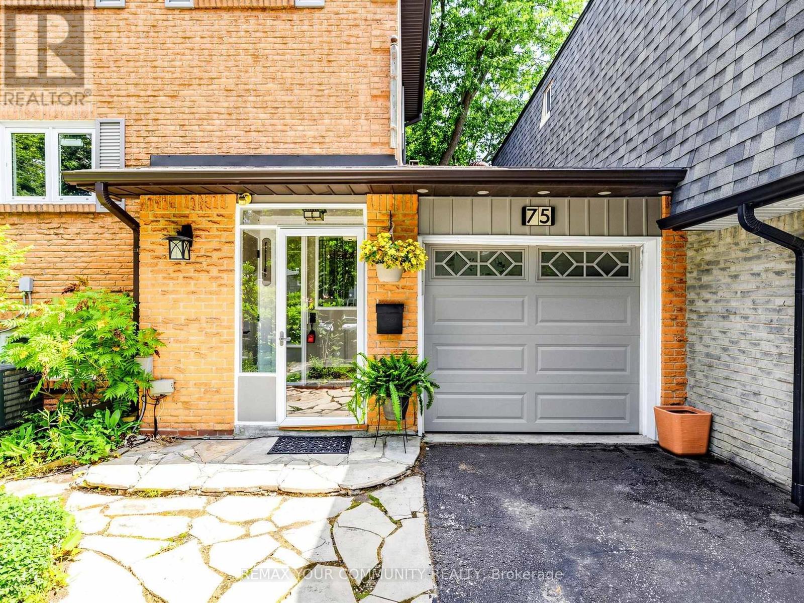 75 ST. ANDREWS COURT - 50