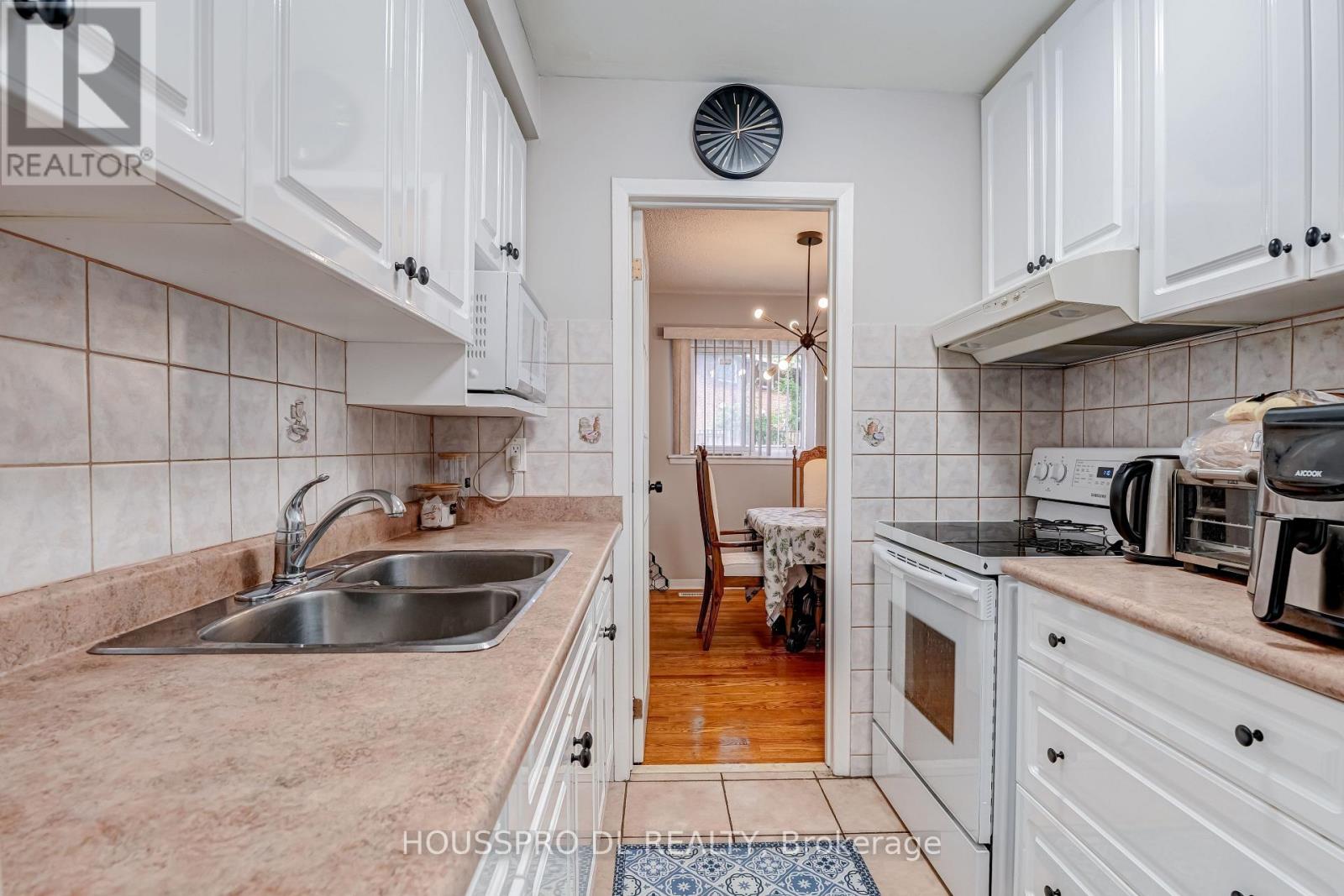 #145 10 BOWMAN WAY - Image 11