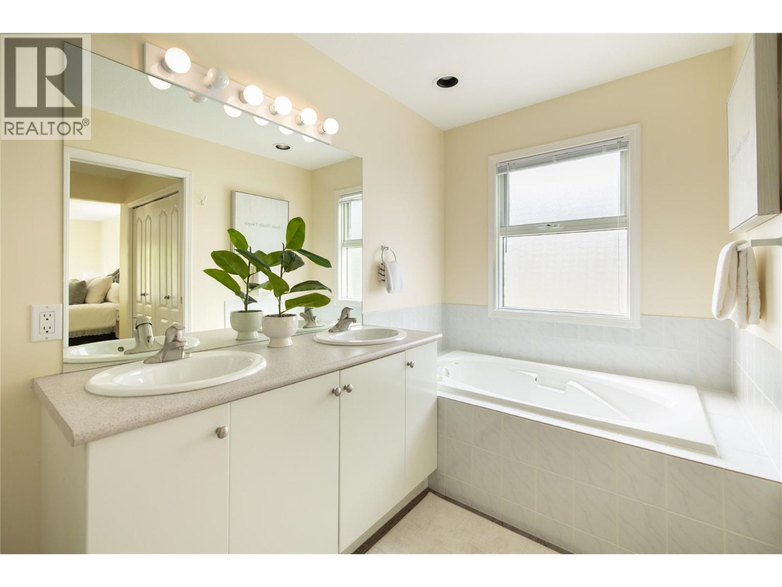 650 Lexington Drive Unit# 305, Kelowna