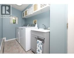 7321 Redrooffs Road, Sechelt, BC V7Z0T3 Photo 21