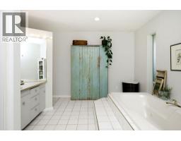 7321 Redrooffs Road, Sechelt, BC V7Z0T3 Photo 18