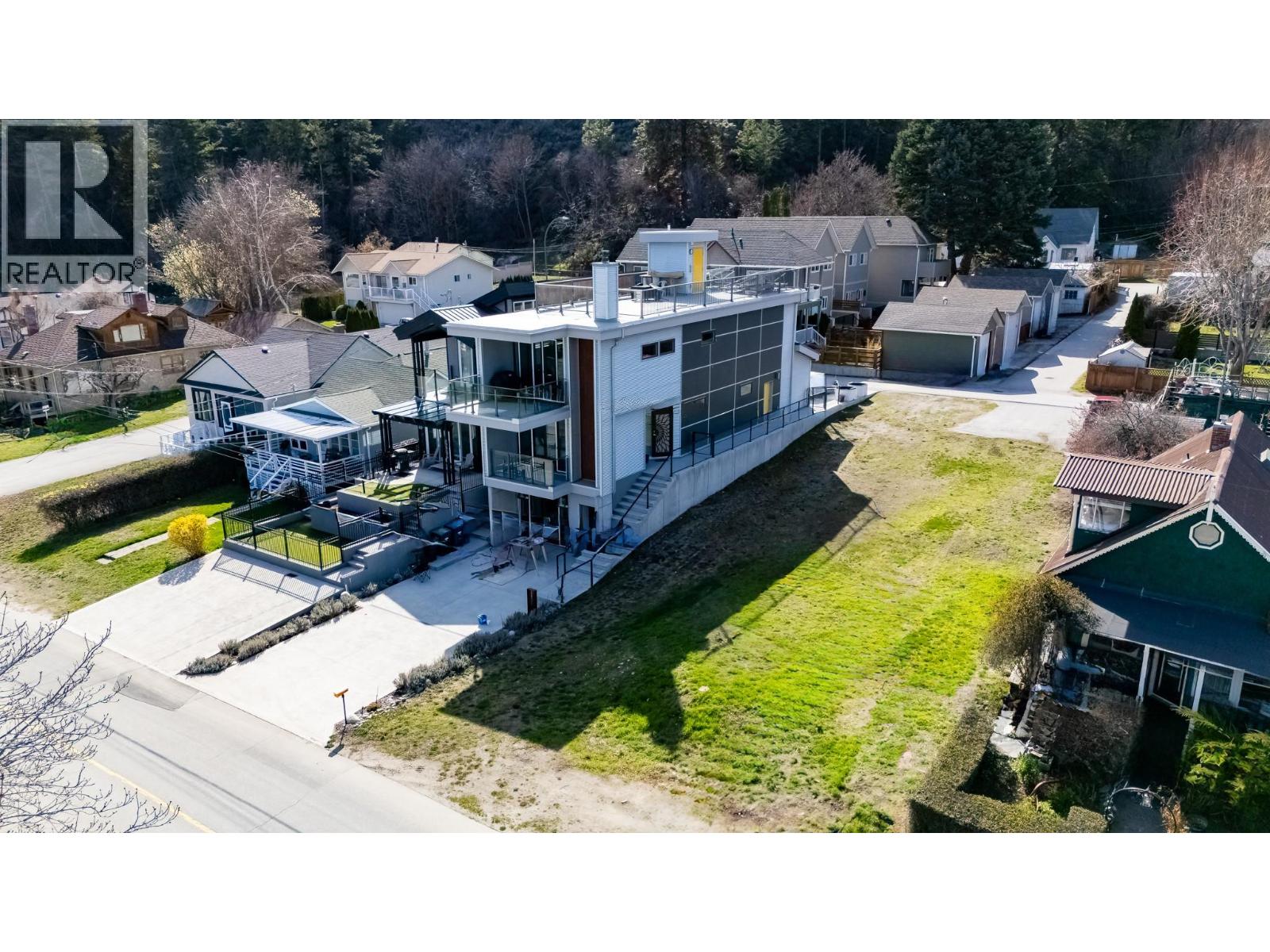 12210 LAKESHORE Drive S, Summerland