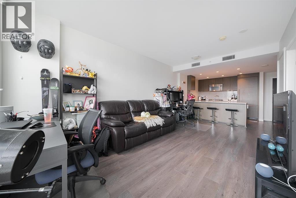 125 14TH EAST Street, North Vancouver, British Columbia, V7L0E6, North Vancouver, British Columbia — photo 3 of 5