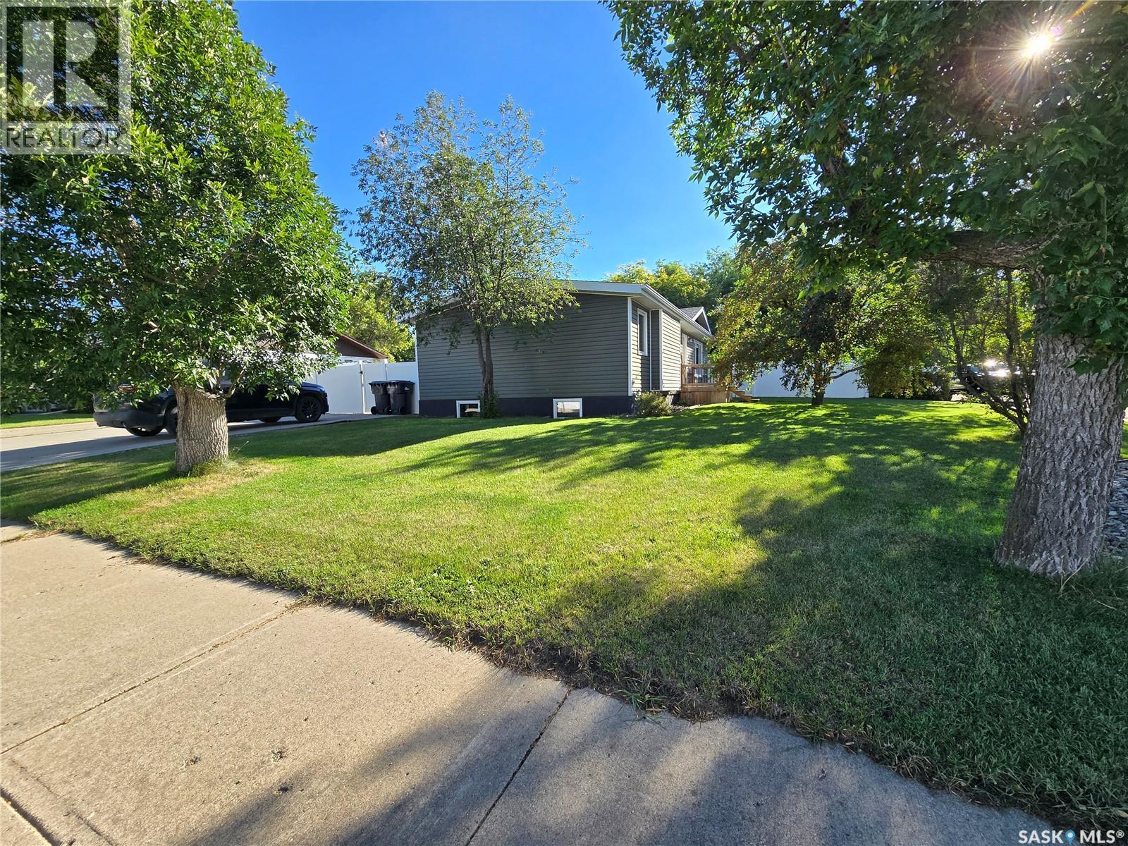 1205 DOUGLAS ROAD, Weyburn, Saskatchewan, S4H2P9, Weyburn, Saskatchewan — photo 3 of 5