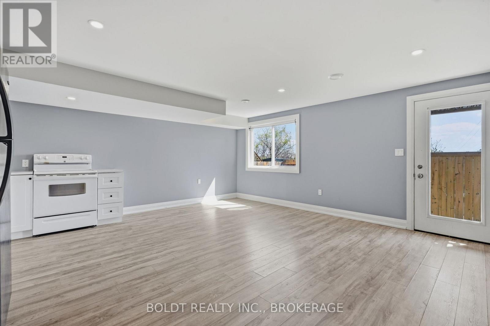 83 HILLVIEW ROAD - 28