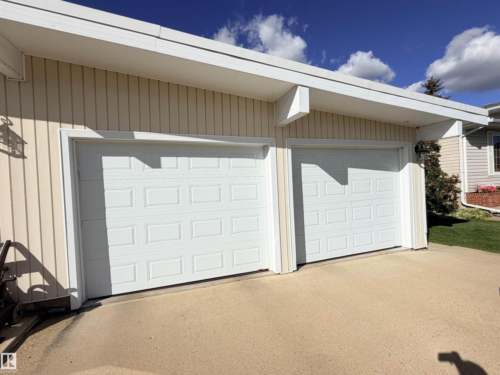 9824 99 ST - 3