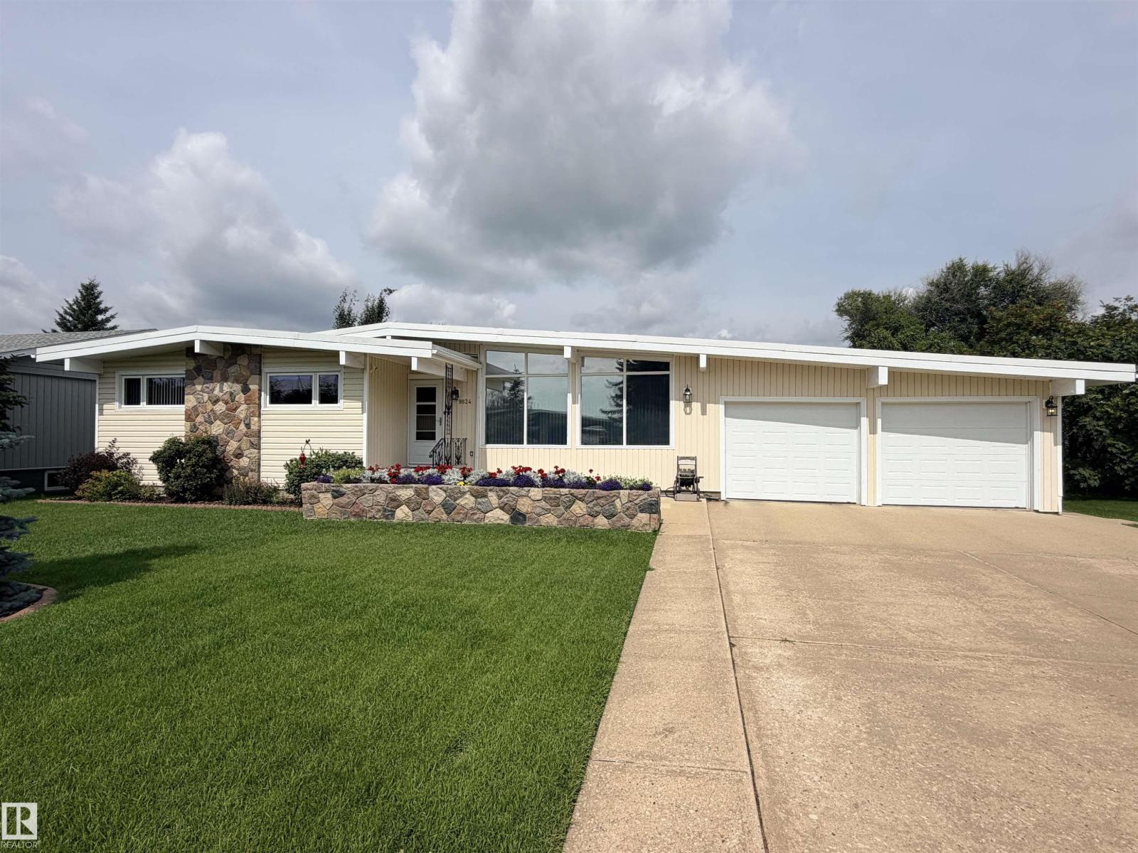 9824 99 ST - 44
