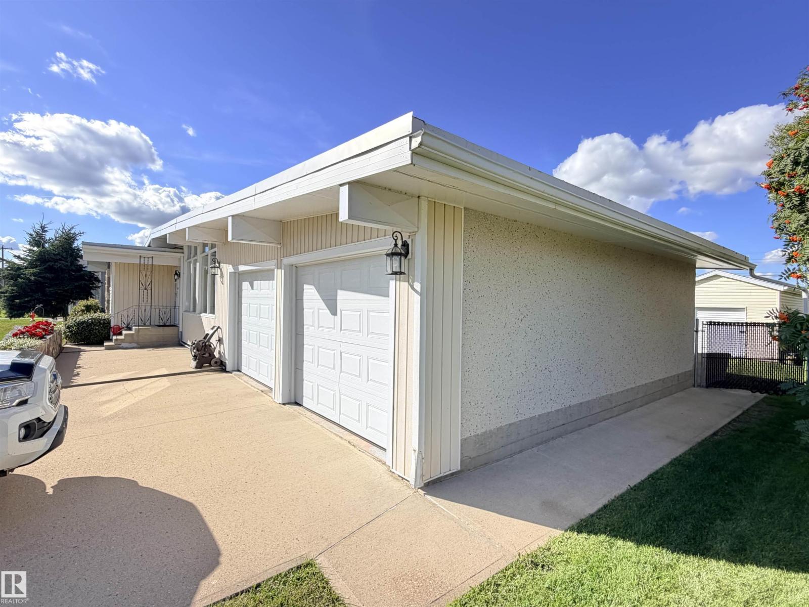 9824 99 ST - 45