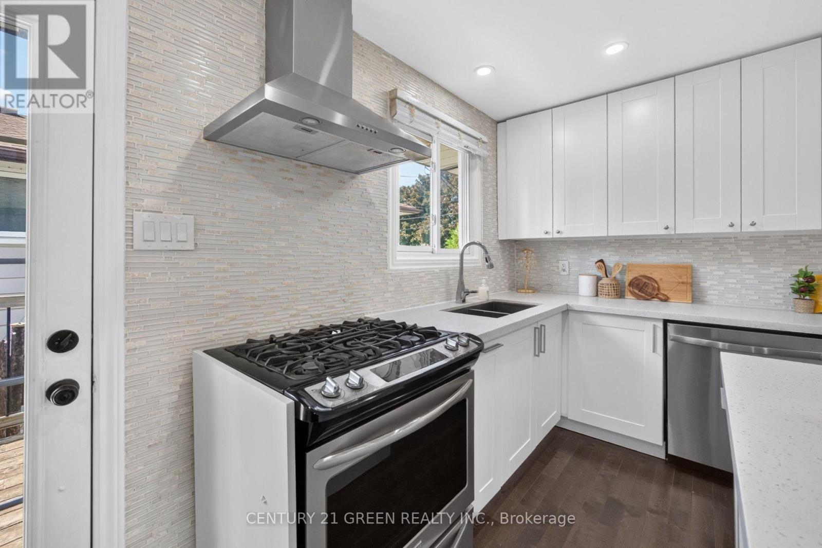 22 QUAKER CRESCENT - 19