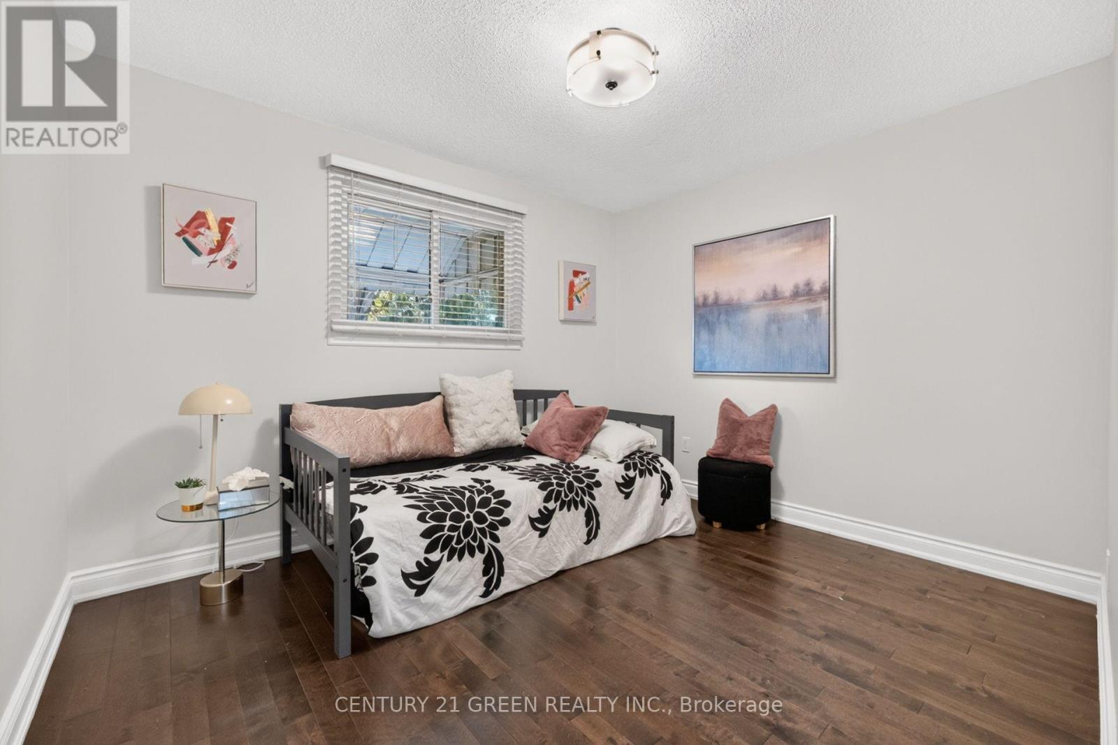 22 QUAKER CRESCENT - 25