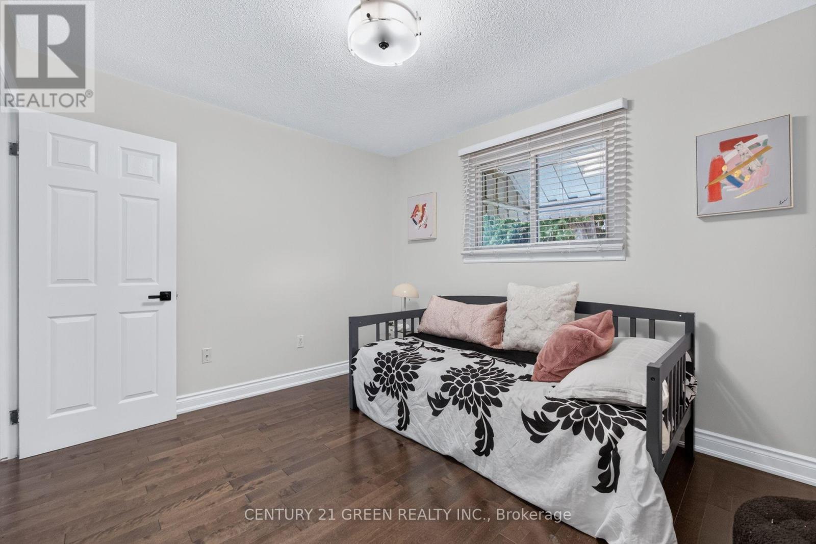 22 QUAKER CRESCENT - 26