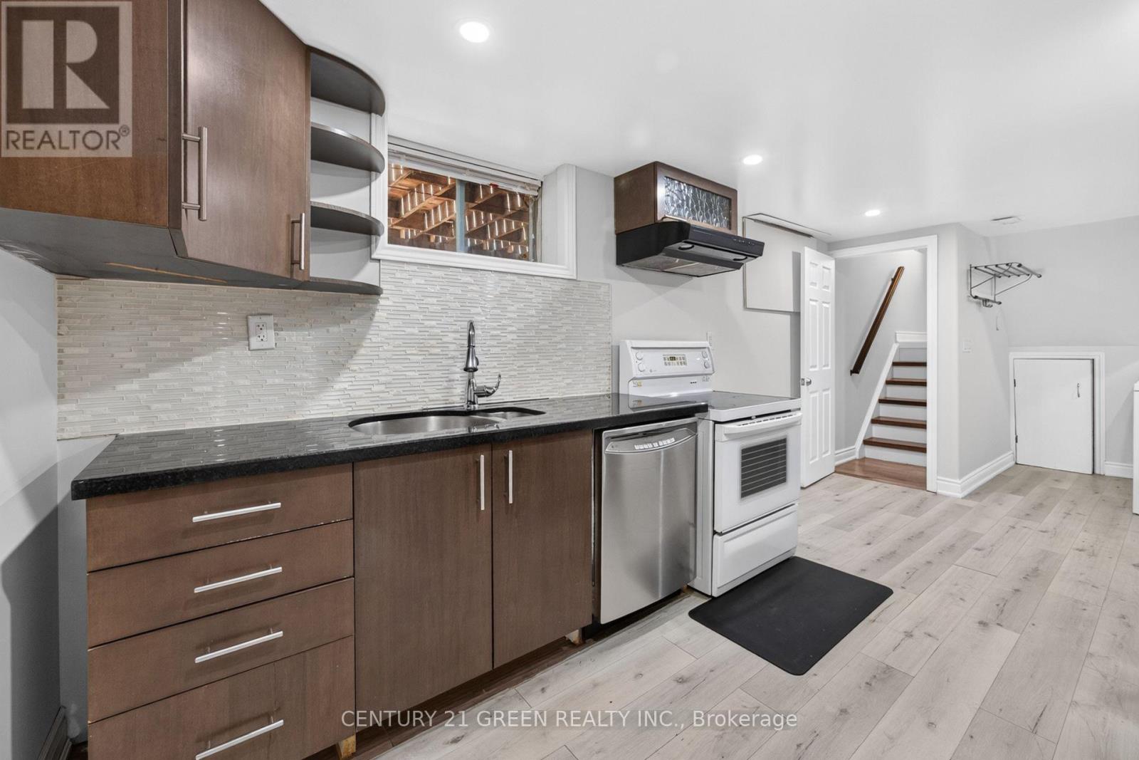 22 QUAKER CRESCENT - 37