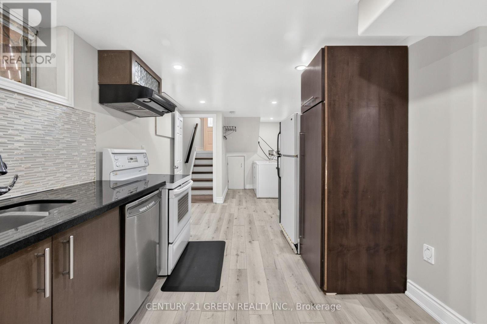22 QUAKER CRESCENT - 38