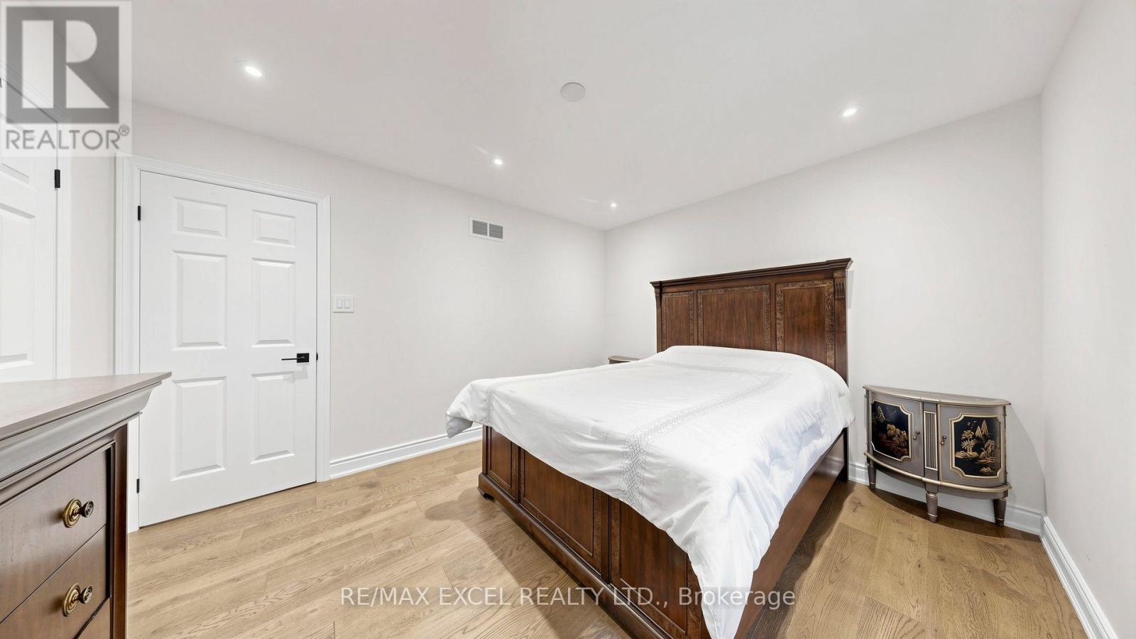 2B TRINITY CRESCENT - 33