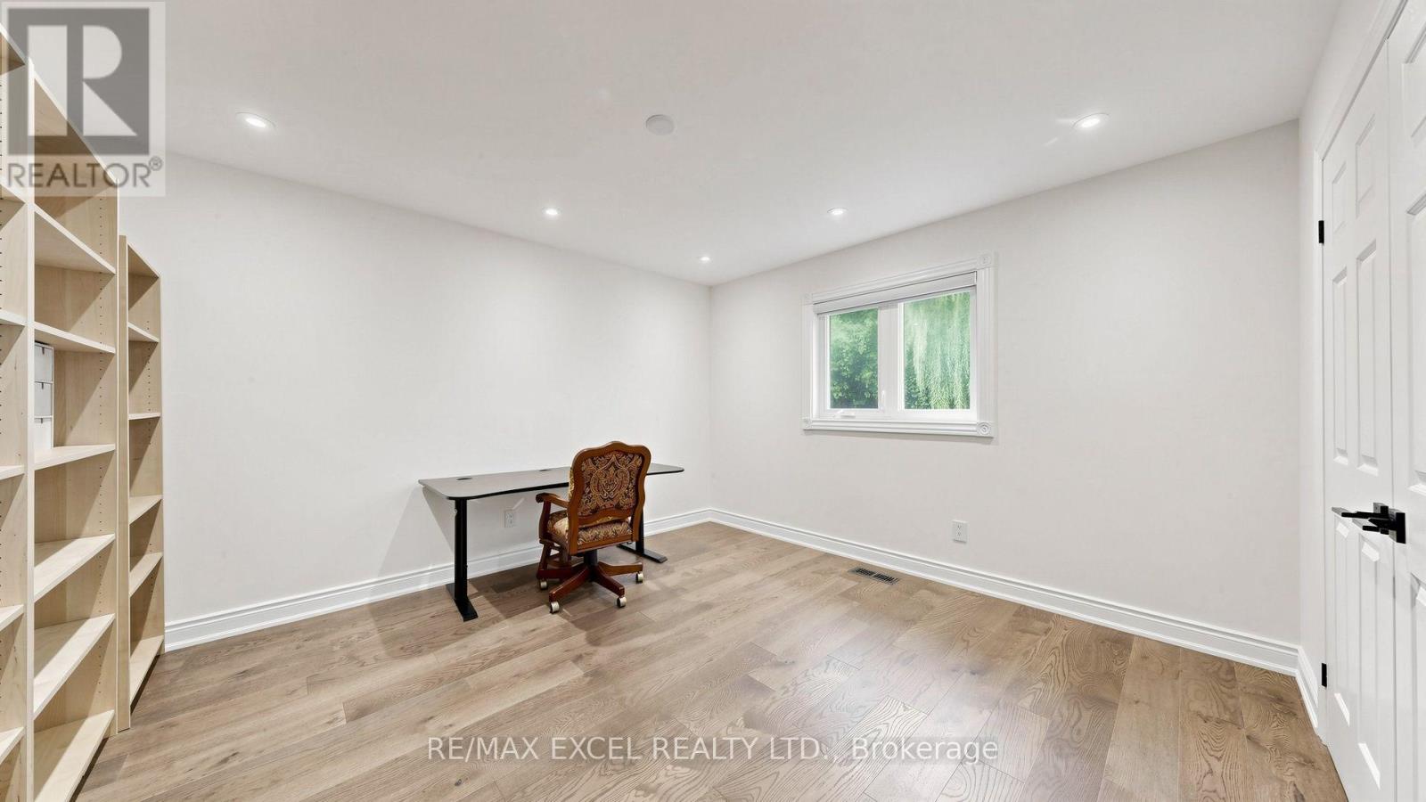 2B TRINITY CRESCENT - 34