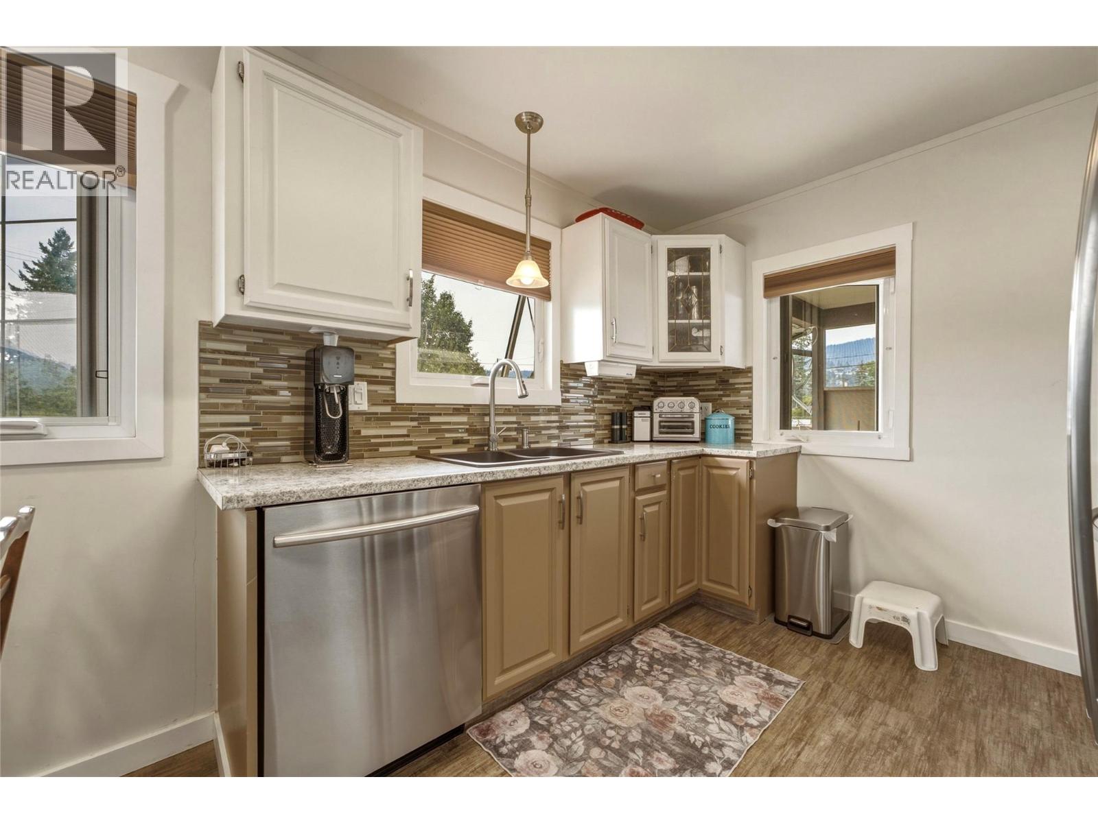 401 Howard Avenue - 8