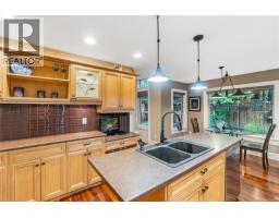 564 Hazelwood Pl, Qualicum Beach, BC V9K1A1 Photo 15