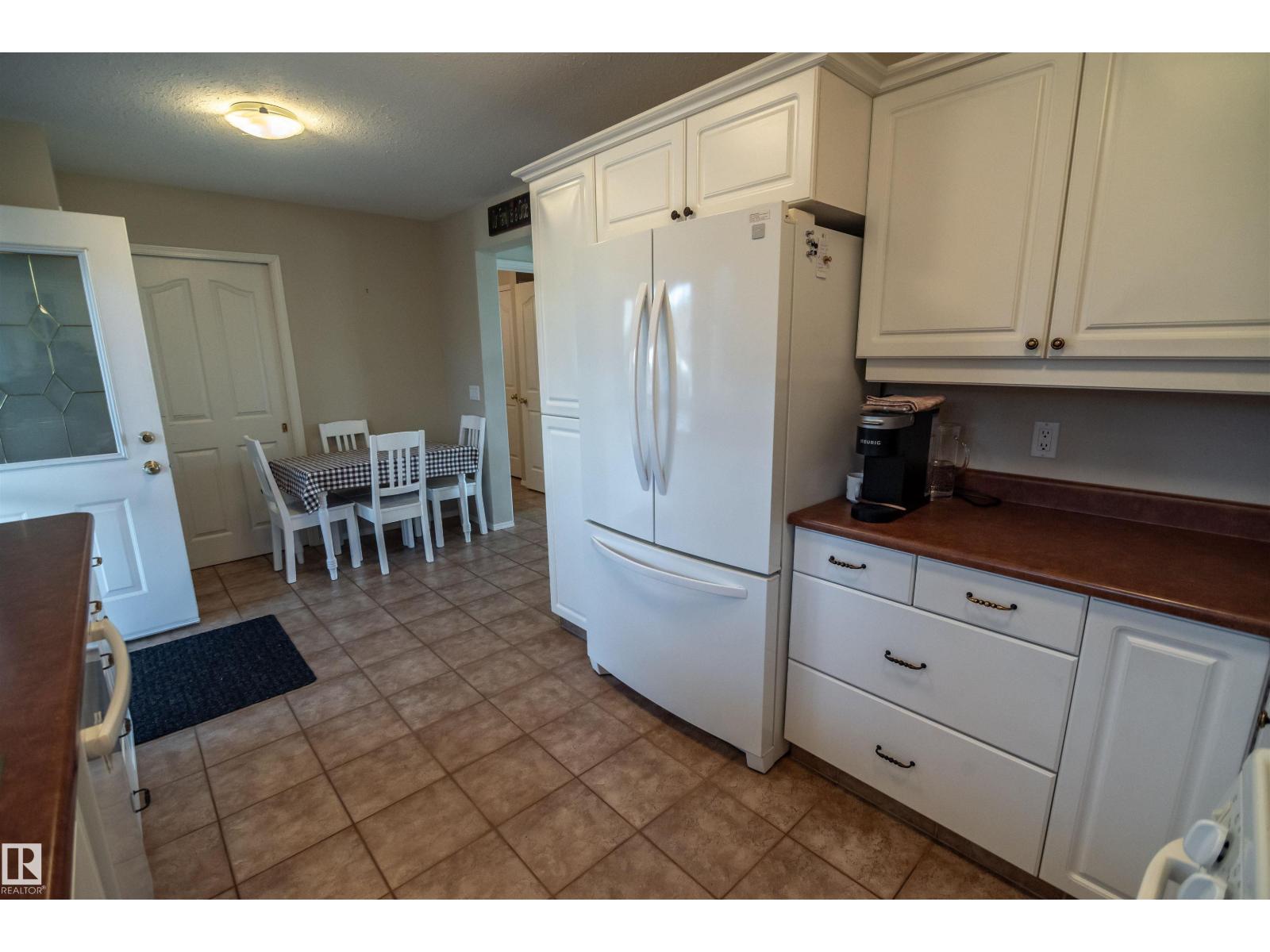 5309 51 AV - 36