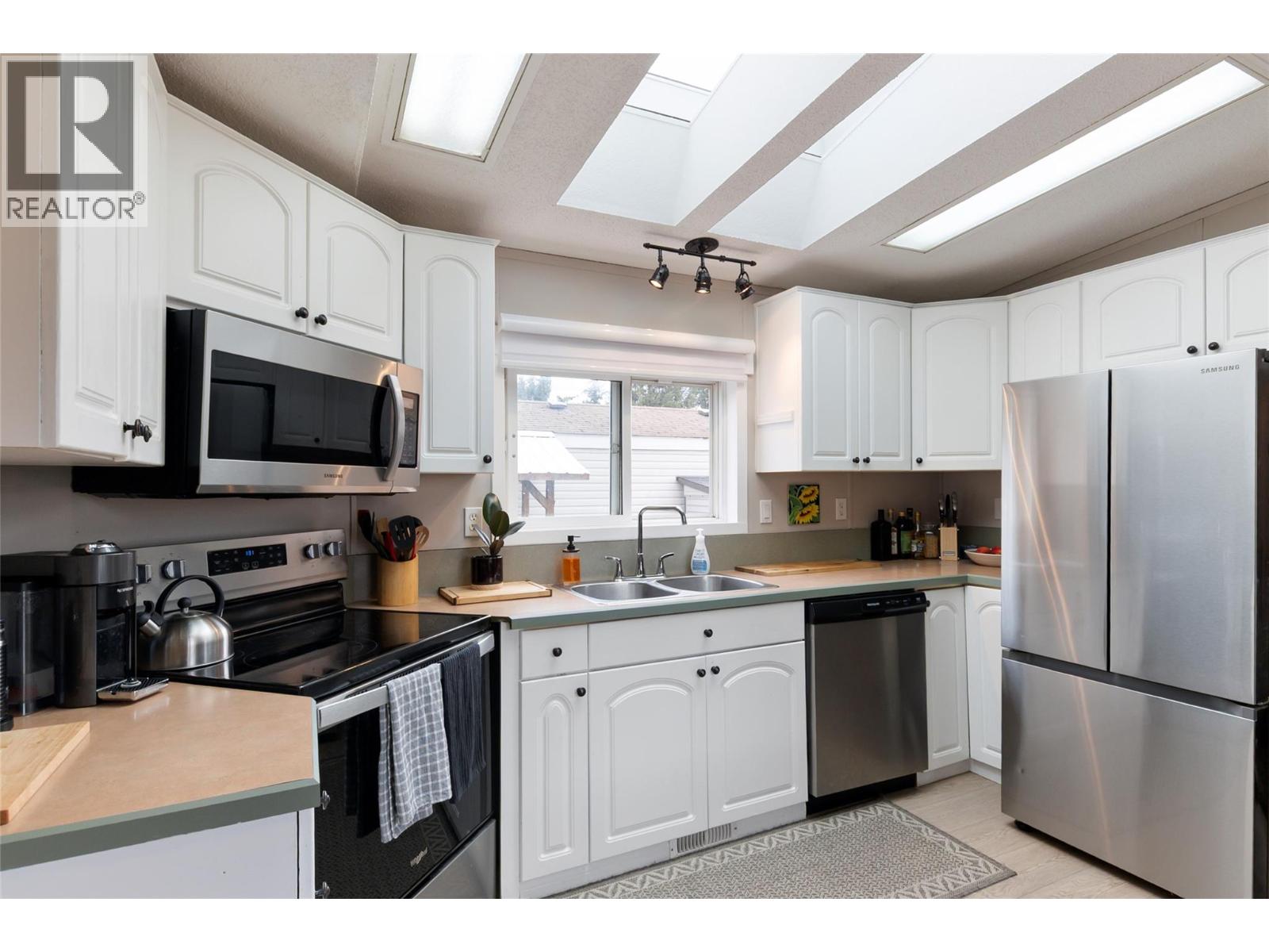 #11 606 Edward Street - 9
